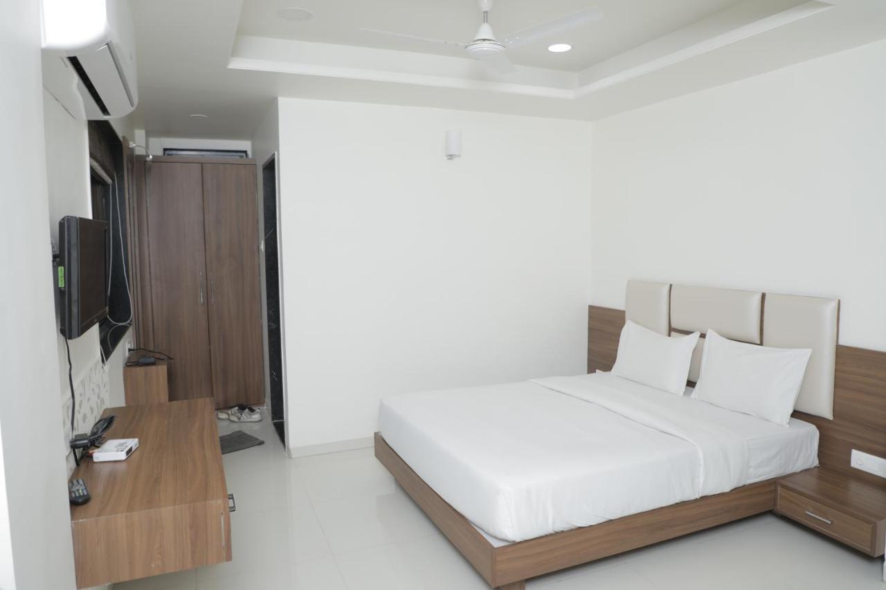 Hotel Lotus Chandrapur Bagian luar foto