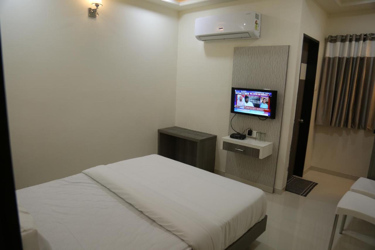Hotel Lotus Chandrapur Bagian luar foto
