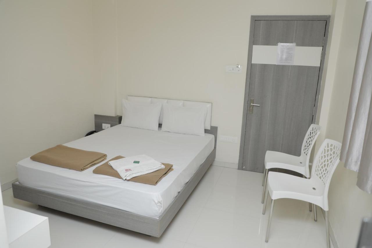 Hotel Lotus Chandrapur Bagian luar foto