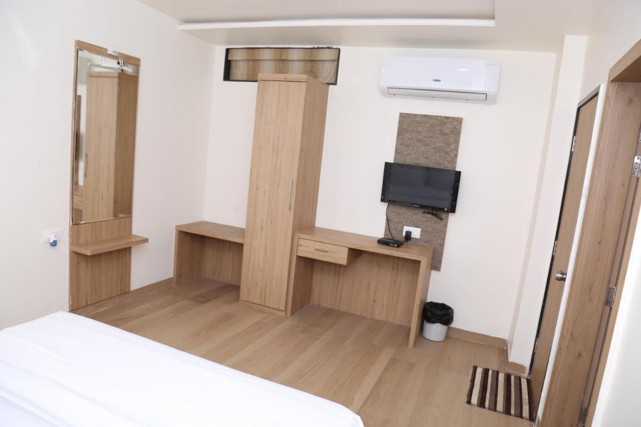 Hotel Lotus Chandrapur Bagian luar foto